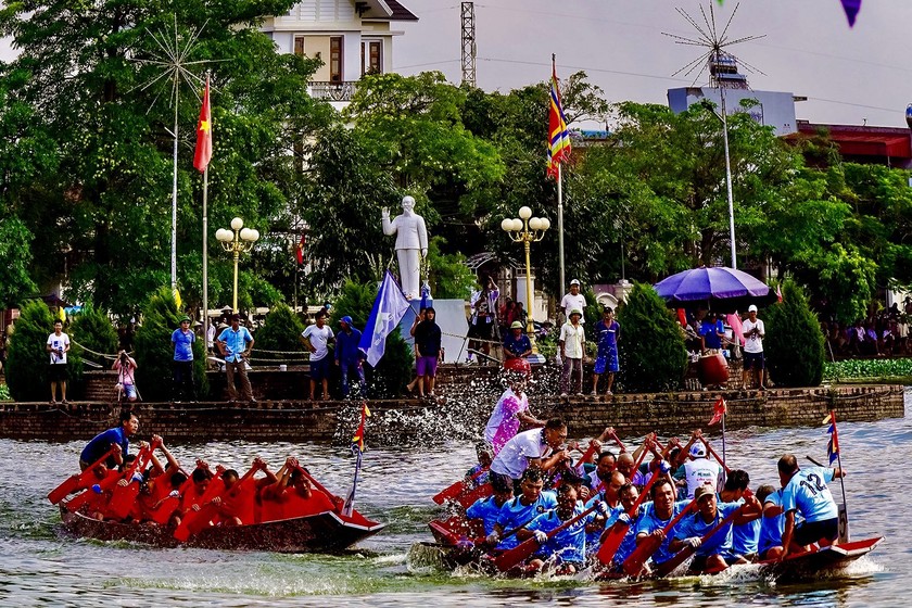 Lễ hội bơi chải Đền Xám thu hút đông đảo người dân Nam Định