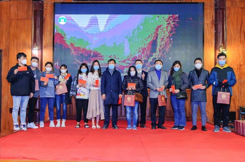  Đại diện lãnh đạo Sở Du lịch tỉnh Ninh Bình và Doanh nghiệp Xây dựng Xuân Trường tặng quà và bao lì xì cho những vị khách đầu tiên đến Ninh Bình du Xuân.