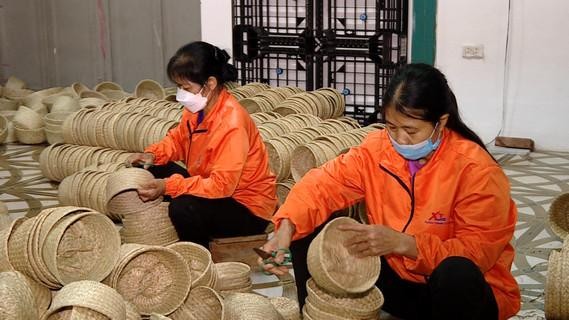 Hình ảnh người dân địa phương sản xuất công nghiệp, tiểu thủ công nghiệp tại huyện Yên Mô, tỉnh Ninh Bình.
