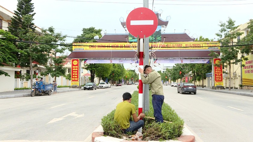 TP Ninh Bình triển khai lắp đặt bổ sung biển báo trên các tuyến đường.