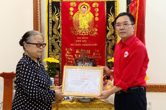 Hội Chữ thập đỏ tỉnh Ninh Bình trao tặng giấy khen cho gia đình chị Nguyễn Thị Hoài Thương (trú tại phường Nam Bình, thành phố Ninh Bình).