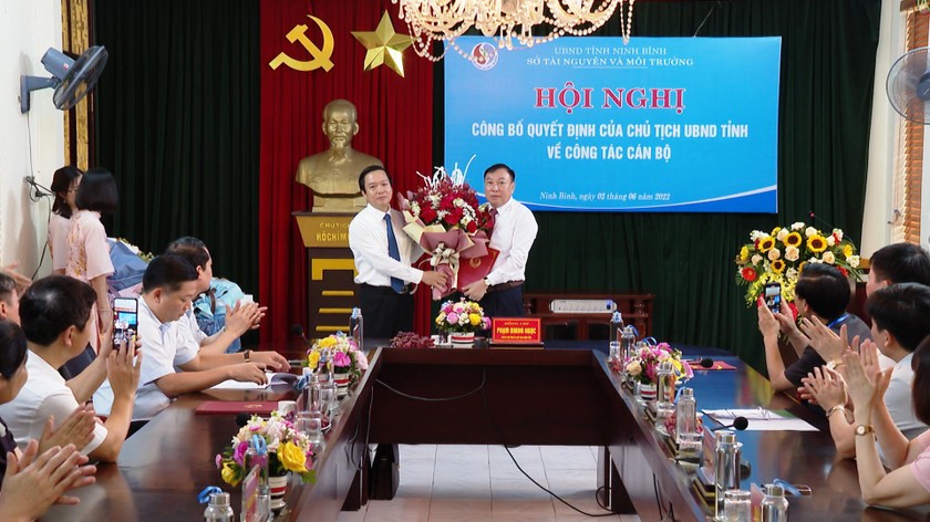 Ông Phạm Quang Ngọc, Chủ tịch UBND tỉnh Ninh Bình trao quyết định, tặng hoa chúc mừng ông Đinh Văn Tiên.