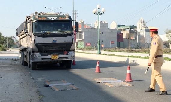 Đội Cảnh sát giao thông trật tự, Công an huyện Gia Viễn, tỉnh Ninh Bình thực hiện đợt cao điểm đảm bảo trật tự ATGT.