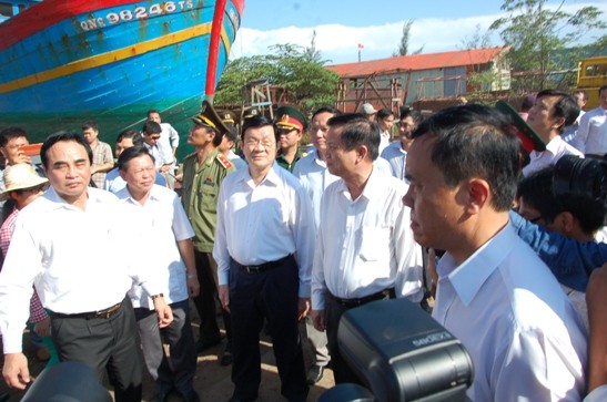 Chủ tịch nước cùng Đoàn công tác thăm tàu Đna 90152 bị Trung Quốc đâm chìm ngày 26/5
