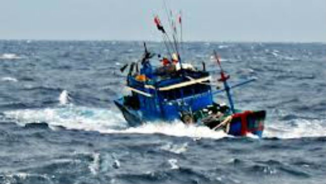 Tàu cá và 7 ngư dân Quảng Bình gặp nạn khi đánh bắt