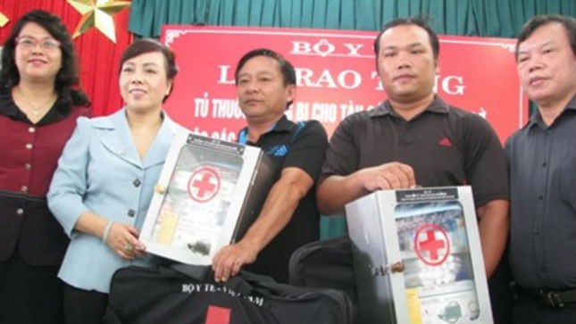 Bộ trưởng Bộ Y tế trao tủ thuốc cho ngư dân Đà Nẵng 