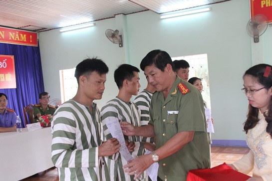 Công an TP. Đà Nẵng trao quyết định đặc xác của Chủ tịch nước cho phạm nhân tại Trại tạm giam Hòa Sơn