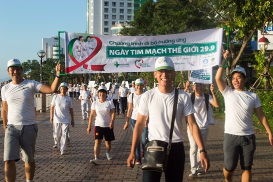 Hơn 200 người đi bộ hưởng ứng Ngày tim mạch thế giới!