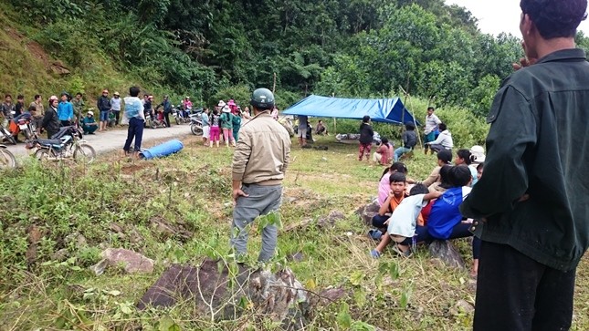 Người dân tụ tập chờ đưa nạn nhân về làng