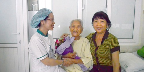 Cụ bà Bùi Thị Xuân ra viện sau khi cắt bỏ thành công khối u tim