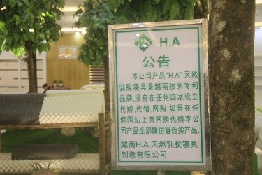 Cửa hàng H.A bị tố "cẩm cửa" khách Việt