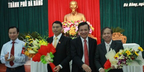 Ông Hồ Kỳ Minh (thứ 2 từ trái sang) được bầu giữ chức vụ Phó chủ tịch UBND TP. Đà Nẵng nhiệm kỳ 2011-2016
