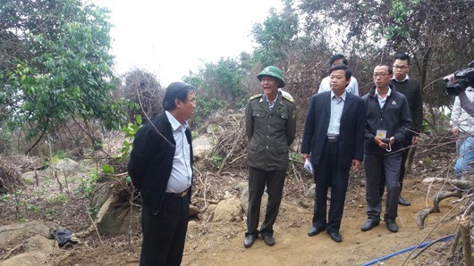 Ông Phùng Tấn Viết (ngoài cùng bên trái) kiểm tra hiện trường vụ phá rung ngày 1.3