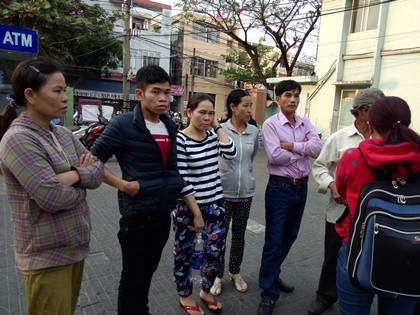 Người nhà bà Trần Thị Là vây Bệnh viên để bày tỏ bức xúc
