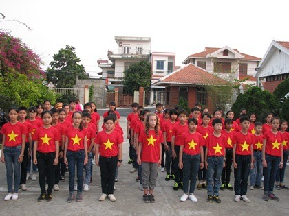 Capri Everitt hát quốc ca Việt Nam cũng các em nhỏ làng SOS Đà Nẵng