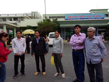 Người nhà của nạn nhân Là bức xúc trước Bệnh viện Đà Nẵng