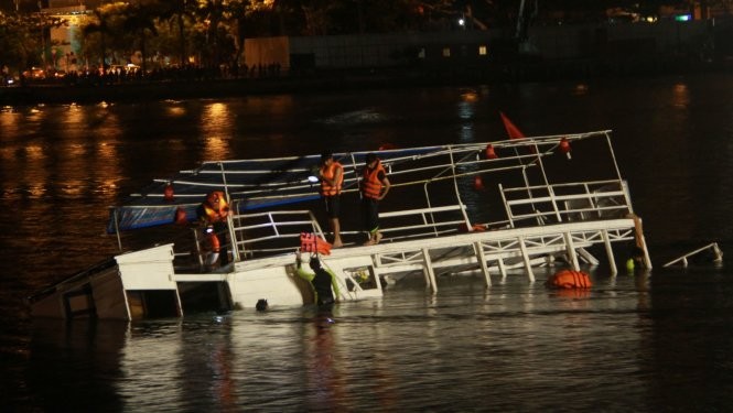 Live: Vụ lật tàu trên sông Hàn - còn 3 nạn nhân chưa được tìm thấy