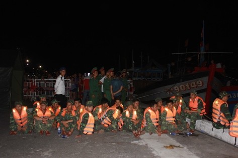 Lực lượng Bộ đội được yêu cầu ở lại hiện trường suốt đêm để triển khai công tác cứu hộ