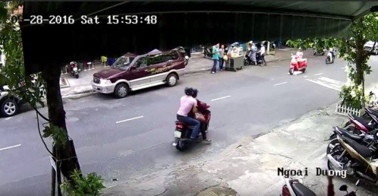 2 đối tượng đi xe máy chuẩn bị tiếp cận chiếc xe ô tô để cướp giật (ảnh cắt từ clip)