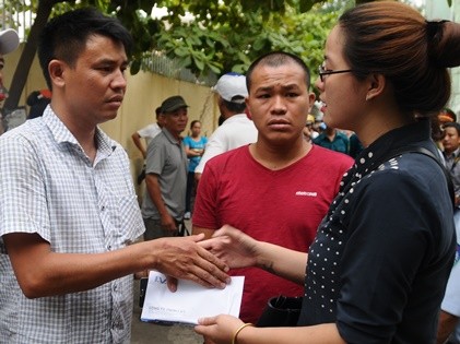 Đại diện lãnh đạo Công ty TNHH IVC thăm và chia sẻ khó khăn của nạn nhân vụ lật thuyền tại Đà Nẵng