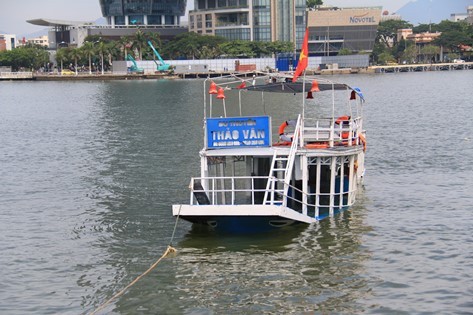 Chiếc tàu bị lật trên sông Hàn khiến 3 nạn nhân tử vong