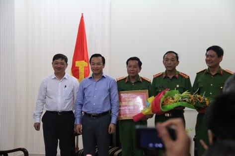 Bí thư Nguyễn Xuân Anh thưởng nóng lực lượng phá án