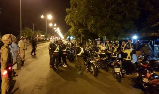 CSGT Công an TP. Đà Nẵng chặn bắt đoàn xe mô tô ăn theo.