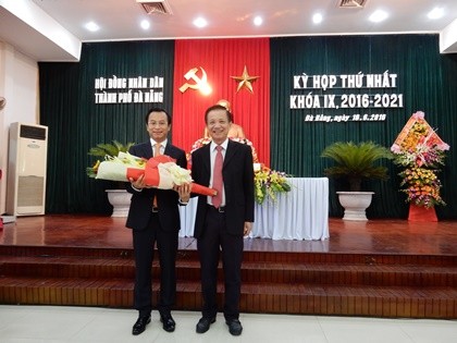 Ông Nguyễn Xuân Anh nhận hoa chức mừng từ nguyên Chủ tịch HĐND Trần Thọ