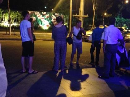 Nhóm khách Trung Quốc (người mặt áo trắng) được xác định là đốt tiền Việt tại quán bar