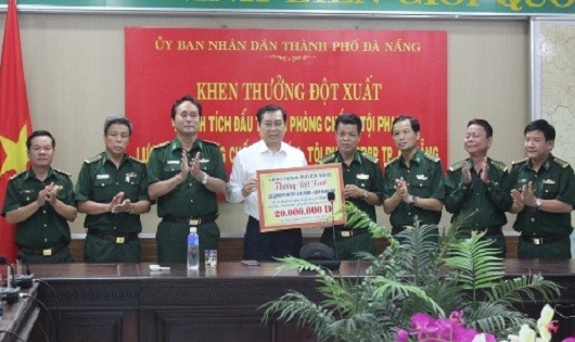 Chủ tịch UBND TP Đà Nẵng khen thưởng BĐBP.