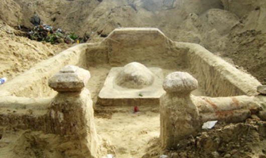 Ngôi mộ được cho là có niên đại 300 năm (ảnh do lực lượng chức năng quận Ngũ Hành Sơn cung cấp)