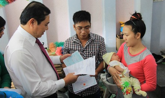 Chủ tịch Huỳnh Đức Thơ đến tận nhà trao giấy khai sinh cho trẻ em vừa chào đời