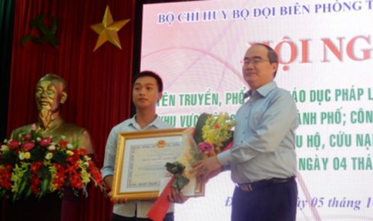 Ông Nguyễn Thiện Nhân trao Huân chương cho anh Lê Văn Hoa