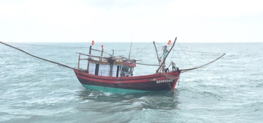 Tàu cá Quảng Ngãi bị nạn khi đánh bắt trên biển (ảnh minh họa)