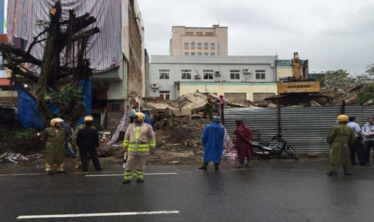 Tháo dỡ công trình trụ sớ cũ báo Đà Nẵng, 4 công nhân bị thương vong