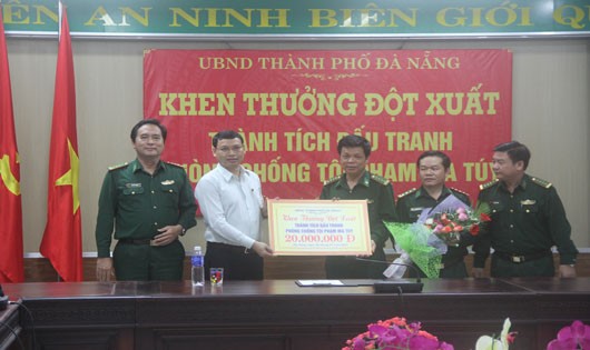 Phó chủ tịch UBND TP. Đà Nẵng Hồ Kỳ Minh thưởng "nóng" cho Bộ đội Biên phòng.