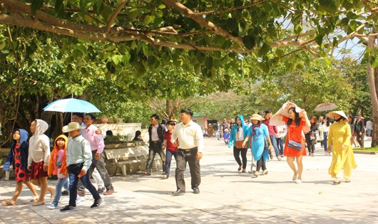 Người dân và du khách đi du xuân tại chùa Linh Ứng ngày mùng 1 Tết