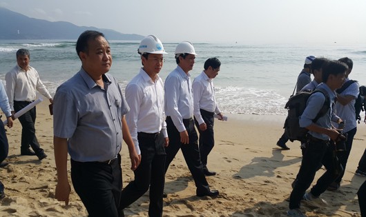 Bí thư Xuân Anh thị sát dọc bãi biển Đà Nẵng