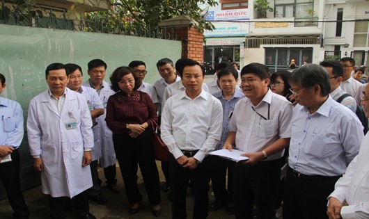 Bí thư Đà Nẵng đi kiểm tra tình trạng quá tải Bệnh  viện