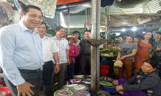 Chủ tịch UBND TP. Đà Nẵng đi chợ để nghe ý kiến của tiểu thương
