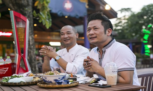 Bằng Kiều tự tay làm bít tết trong Không gian ẩm thực Ngũ hành tại Đà Nẵng