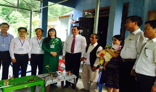 Đà Nẵng trao giấy khai sinh bảo hiểm y tế tại nhà