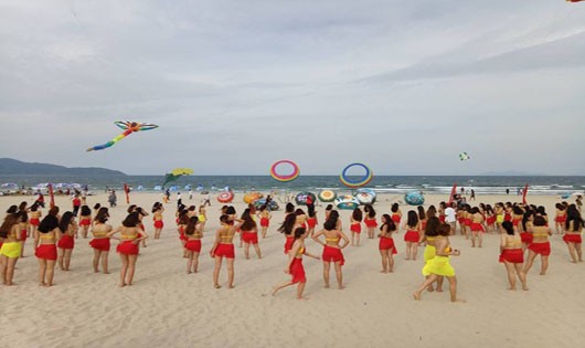 Nhảy Plashmob Bikini tại bãi biển trong buổi khai mạc Điểm hẹn mùa hè 2017