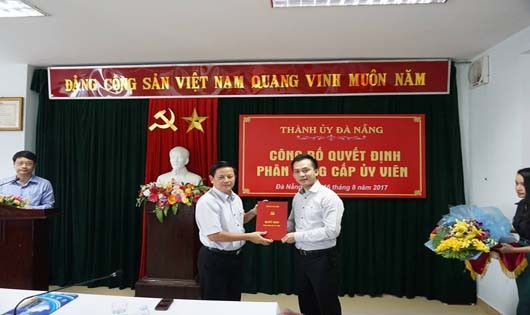 Ông Cảnh (bên phải) giữ chức Phó Ban Dân vận Thành ủy