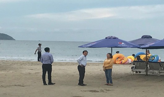 Hình ảnh Bí thư Nguyễn Xuân Anh trao đổi với người dân tại bãi biển được khách vô tình ghi lại