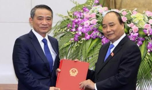 Ông Trương Quang Nghĩa ngày được Thủ tướng Nguyễn Xuân Phúc trao quyết định của Chủ tịch nước bổ nhiệm thành viên chính phủ. Ảnh: TTXVN