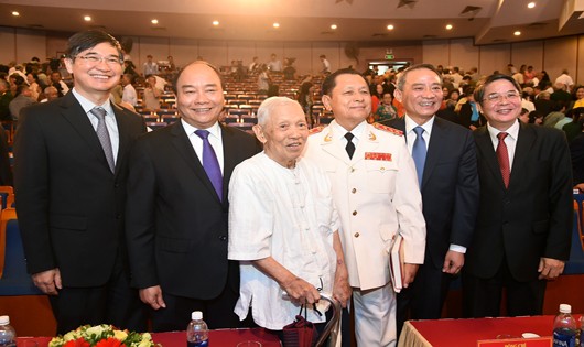 Thủ  tướng  cùng lãnh đạo Thành ủy Đà Nẵng, Tỉnh ủy Quảng Nam tham dự lễ kỷ niệm