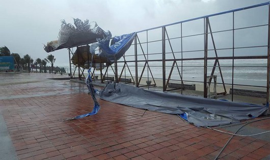 Những tấm pano trang trí phục vụ APEC bị mưa bão quật tơi tả