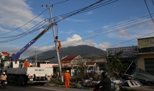 Các đơn vị điện lực đang khắc phục lưới điện tại 2 tỉnh Khánh Hòa và Phú Yên