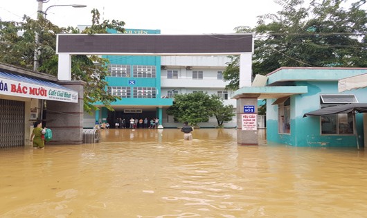 Bệnh viện Đa khoa khu vực Quảng Nam đến ngày 7/11 vẫn còn ngập nước